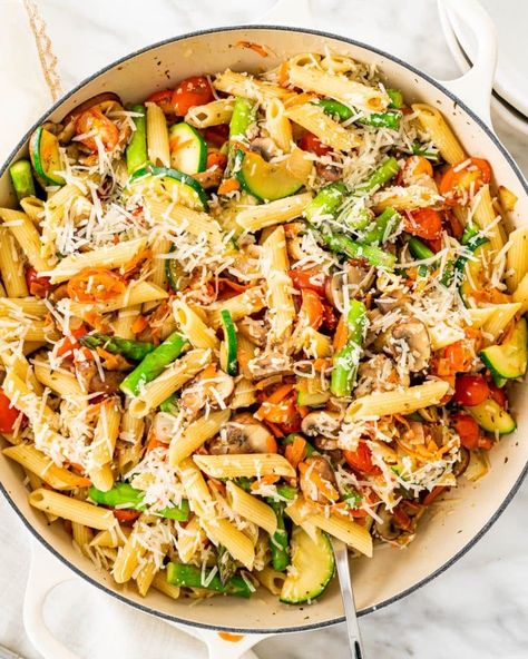 This Pasta Primavera recipe consists of warm penne bursting with roasted vegetables and parmesan. A simple one pot dish that's ready in only 30 minutes. #pasta #pastaprimavera #recipe #lunch #healthy Bulgogi Pork, Breakfast Ring, Primavera Recipe, Korean Bulgogi, Garlic Brown Sugar Chicken, Pasta Primavera Recipe, Pork Chops And Potatoes, Chicken Ramen, Jo Cooks