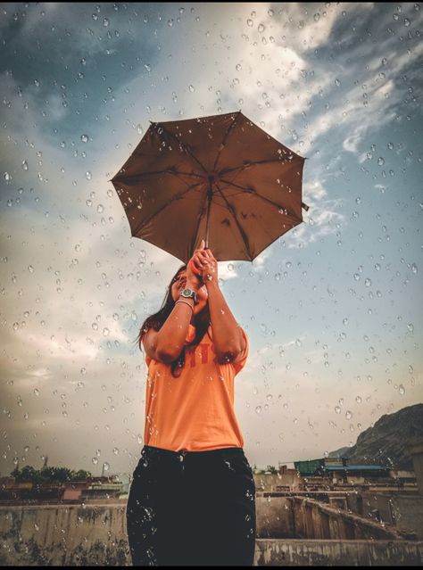 Monsoon pics Pics With Umbrella, Pic With Umbrella, Photo With Umbrella Ideas, Monsoon Photoshoot, Poses With Umbrella, Monsoon Aesthetic, Monsoon Photography, Rain Photoshoot, Single Pose