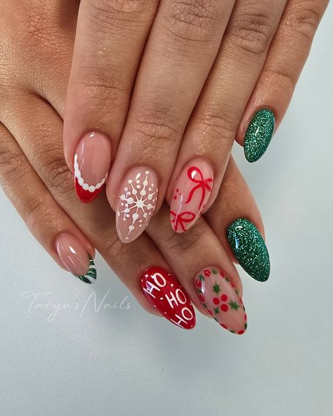 Ew Years Nail Ideas, Christmas Nail Square, Mermaid Themed Nails, Christmas Nail Decor, Hock Dresses, Retro Christmas Nails, Cute Simple Christmas Nails, Easy Holiday Nails, Short Christmas Nails Simple