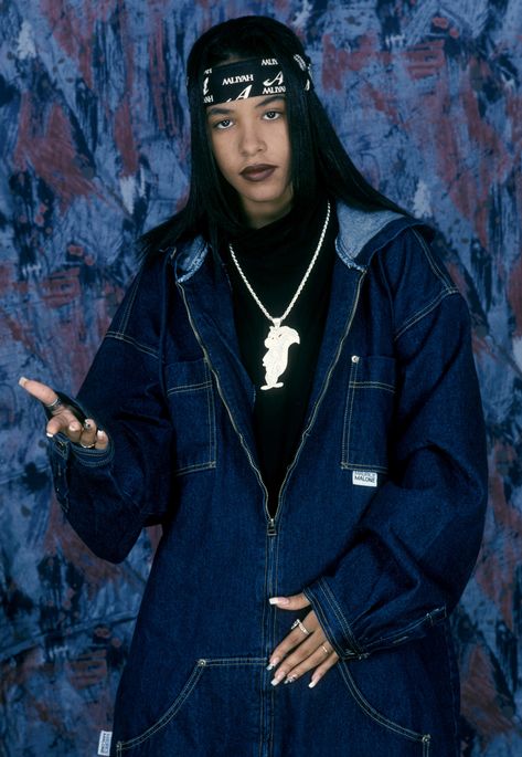 Aaliyah Style 90s Tomboy, Aaliyah Style 90s Outfits, Aaliyah Iconic Outfits, Aaliyah Fashion, Aaliyah Tomboy Aesthetic, Aaliyah Overalls Outfit, 90s Aesthetic Aaliyah, Aaliyah Iconic Looks, Aaliyah Style 90s