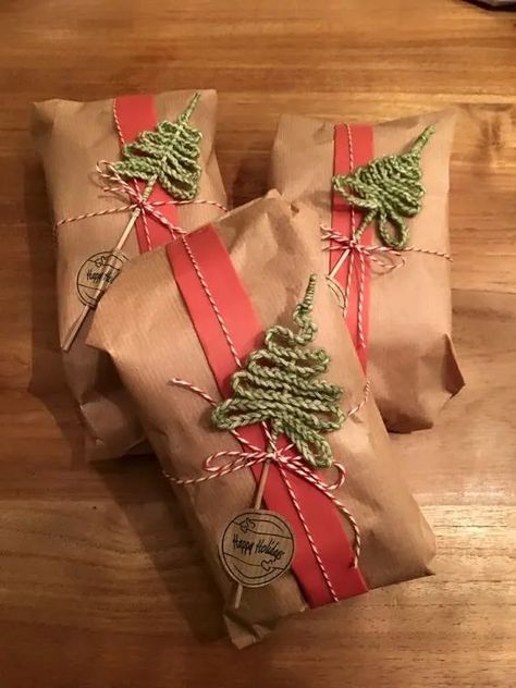 40+ Kraft Paper Christmas Gift Wrapping Ideas - HubPages Christmas Gift Wrapping Diy, Xmas Gift Wrap, Christmas Gift Packaging, Christmas Gift Basket Ideas, Gift Wrapping Inspiration, Gift For Mom Christmas, Diy Christmas Gifts Cheap, Handmade Christmas Crafts, Gifts Wrapping Diy