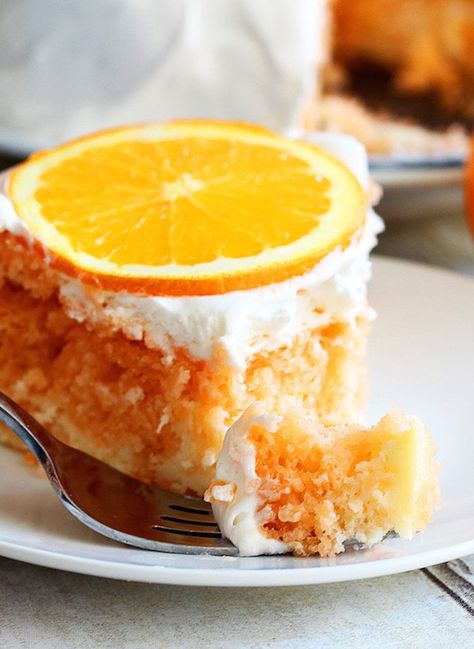 Skinny Orange Creamsicle Cake - a low calorie cake. Single slice of cake, with fork and cake piece in front. Dream Sickle Cake, Orange Dreamsicle Cake Recipe, Ww Cake, Dreamsicle Cake Recipe, Microwave Apple Crisp, Orange Dreamsicle Cake, Orange Buttermilk Cake, Dreamsicle Cake, Orange Creamsicle Cake