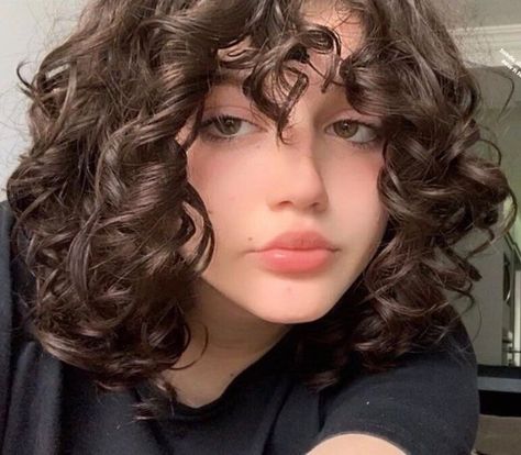 Mode Ulzzang, Curly Hair Photos, Asian Short Hair, Wavy Haircuts, Short Curls, Curly Hair Styles Easy, Haircuts For Curly Hair, Hairdos For Curly Hair, Curly Hair With Bangs