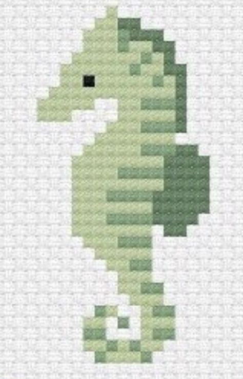 Seahorse Pixel Art, Sea Creature Pixel Art, Intarsia Knitting Charts, Pixel Print, Cross Stitch Sea, Intarsia Knitting, Diy Perler Bead Crafts, Pixel Art Grid, Needlepoint Stitches