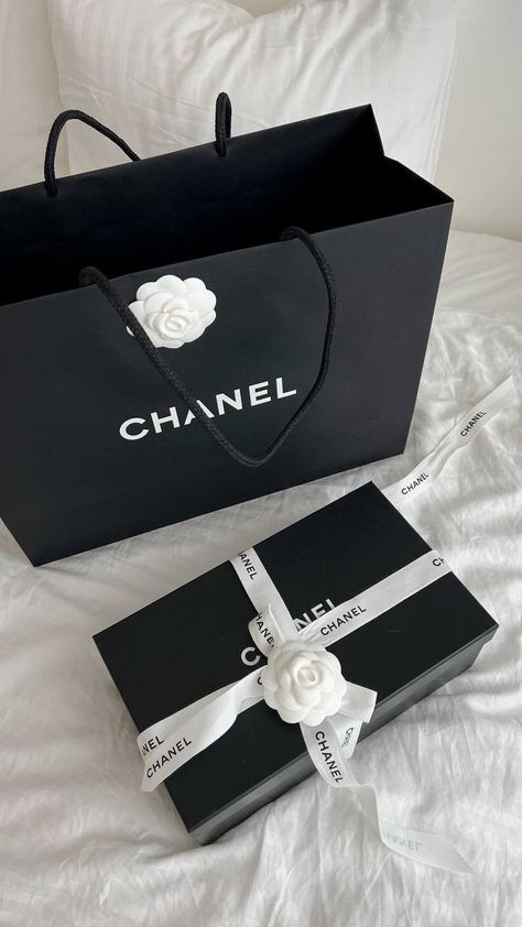 Chanel Paper Bag, Chanel Gifts, Chanel Black Bag, Luxury Paper Bag, Rich Gifts, Dump Pics, Beauty Outfits, Paper Carrier Bags, Cozy Lifestyle