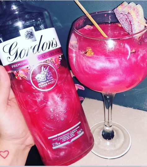 Pink Gin Recipe, Liquor Aesthetic, Glitter For Drinks, Pink Vodka, Watermelon Drink, Party Drinks Alcohol, Prosecco Cocktails, Gin Recipes, Blue Drinks