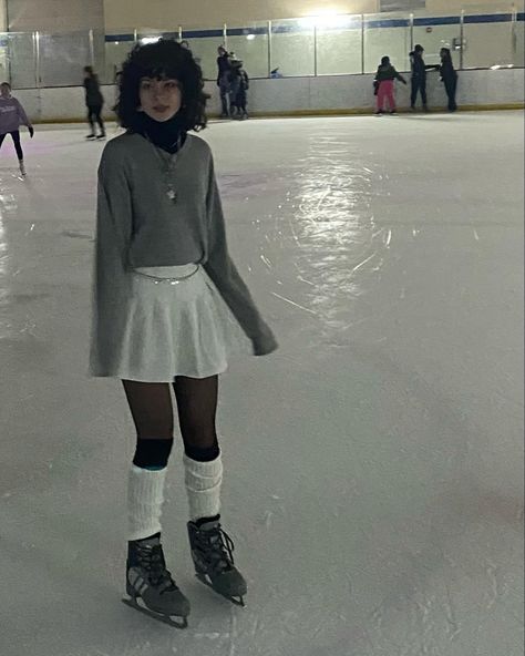 Cute Skating Outfits Winter, Outfit Ideas Ice Skating, White Ice Skating Outfit, Best Ice Skating Outfit, Cute Skating Rink Outfits, Ice Skating Outfit Inspo Casual, Hairstyles With Skirts Outfit, What To Wear When Ice Skating, Cute Warm Ice Skating Outfits