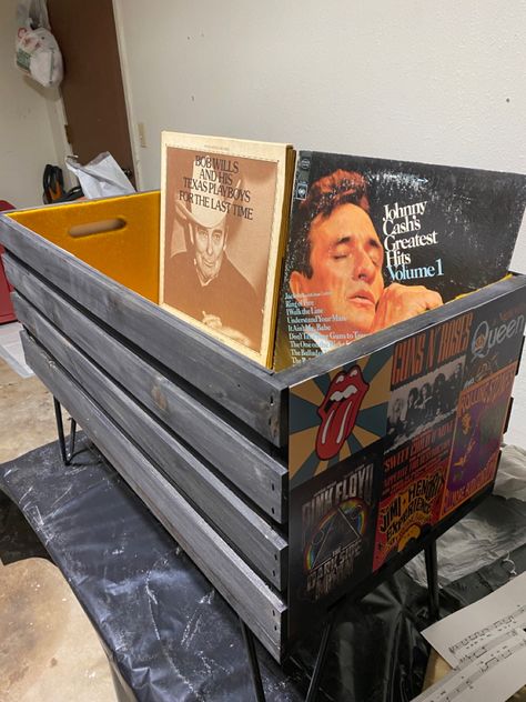 Record Crate Ideas, Painted Wooden Crates Ideas, Wood Crate Painting Ideas, Painted Crates Ideas, Crate Painting Ideas, Wooden Crate Painting Ideas, Crate Painting, How To Paint Wooden Crates, Painted Crates