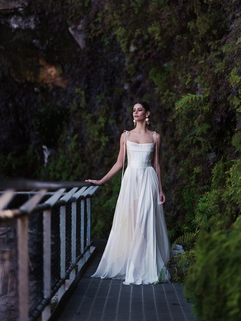 Corston Couture - Wedding Dresses Ingenue Essence Wedding Dress, Vintage Summer Wedding Dress, Drapey Wedding Dress, Wedding Dress Edgy, Twilight Wedding Dress, Vogue Wedding Dresses, Modern Vintage Wedding Dress, Vestidos Corset, Corston Couture