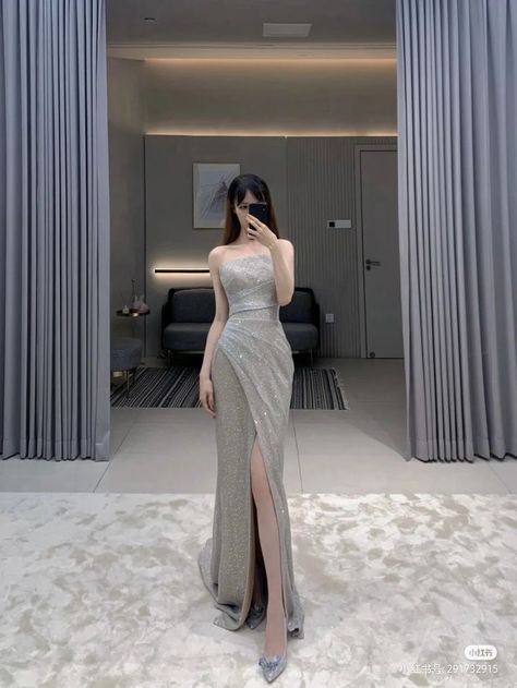 Dress Promnight Elegant, Prom Party Aesthetic, Korean Gowns Dresses, Silver Dress Prom, Dress Promnight, Korean Prom Dresses, Prom Dresses Silver, Gowns Dresses Elegant, Stunning Prom Dresses