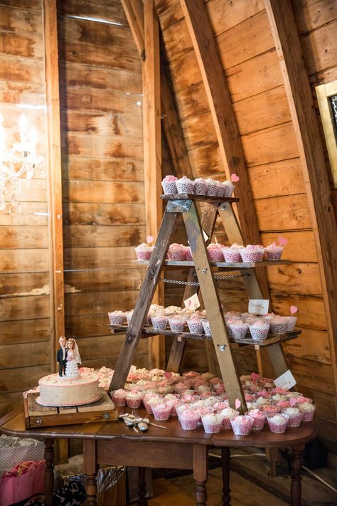 I like the smaller ladder on a rustic table, too....could really tweak this idea into your very own.... -Aunti Vintage Wedding Cupcakes, Ladder Wedding, Wedding Cupcake Display, Rustic Country Wedding Decorations, Cupcake Table, Country Wedding Decorations, Tafel Decor, Cupcake Stands, Wedding Cake Table