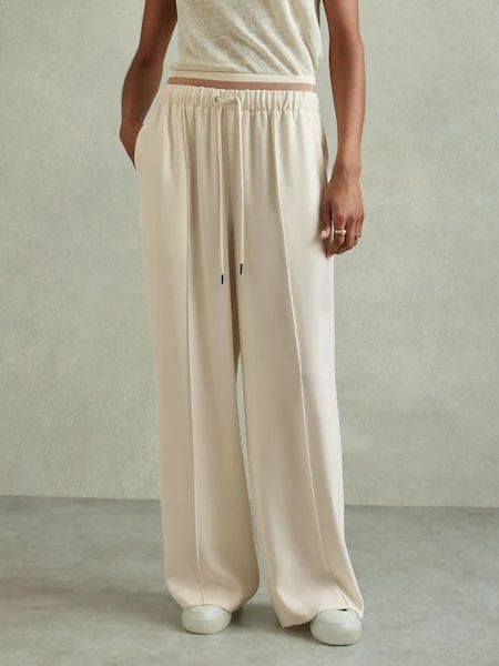 Jersey Trousers, Linen Loungewear, How To Iron Clothes, Swimwear Brands, Pantalon Large, Cashmere Coat, Clothing Care, Tie Shoes, Drawstring Waistband