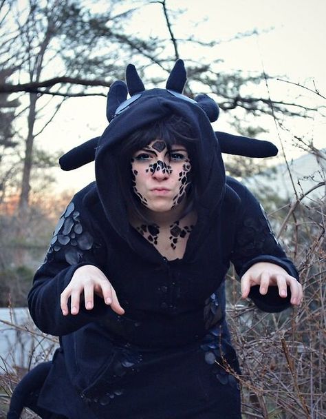 Toothless makeup Toothless Makeup, Human Toothless, Toothless Cosplay, Toothless Hoodie, Toothless Costume, Cute Toothless, Dragon Makeup, Halloween Costumes 2014, Easy Cosplay