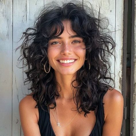 Curly Hair With A Lot Of Layers, Haircut Wolfcut Medium, Mid Length Curly Shag Haircut, Shaggy Bob Haircut Medium, Natural Curly Shag, Medium Hair Curly Styles, Midlength Curly Hair, Curly Haircut Medium Length, Shaggy Cut Medium