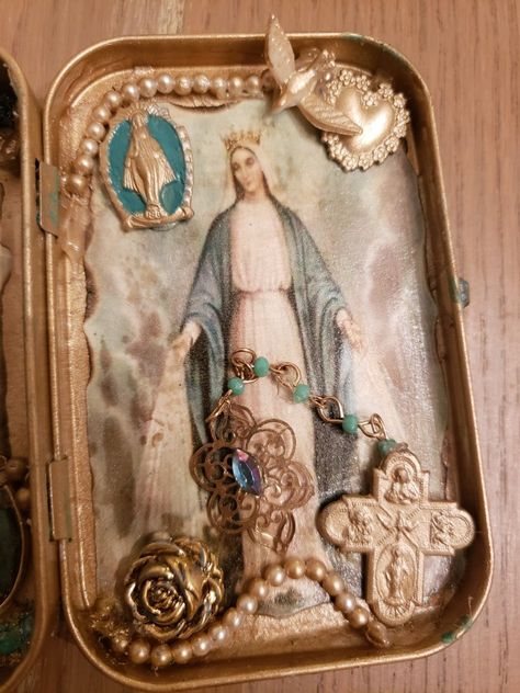 Mini Shrine, Altoid Tin Art, Home Shrine, Altoid Tin Ideas, Altoid Tin Crafts, Mint Tin Crafts, Pocket Shrine, Tin Ideas, Rosary Boxes