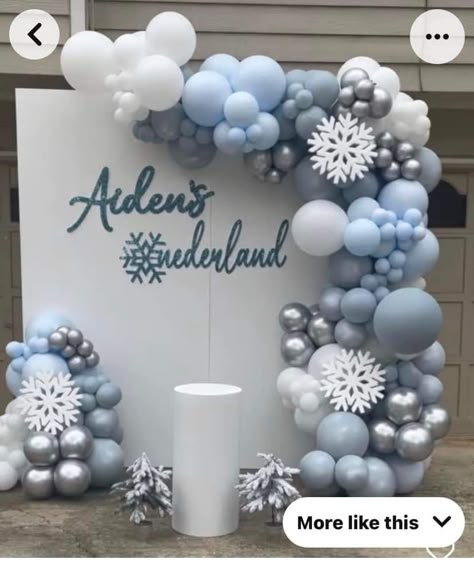 Snow Decorations Party, Let It Snow Party Decorations, Winter Baloon Decoration, Winter Wonderland Photo Booth Backdrops, Silver Winter Wonderland Party, Disney Winter Wonderland Party, Winter Birthday Backdrop, Winter Themed Balloon Arch, Winter Theme Balloon Garland