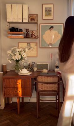 Modern Vintage Room Ideas, Pretty Desk Set Up, Pride And Prejudice Home Aesthetic, Chic Small Bedroom, Casa Vintage, Cozy Room Decor, Apartment Decor Inspiration, Apartment Inspiration, Cozy Room