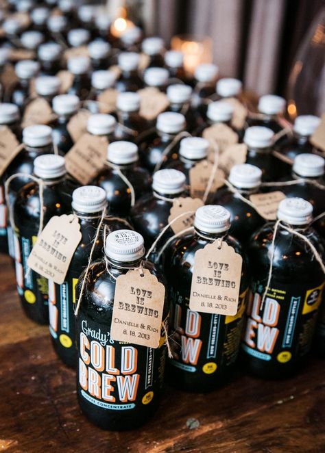 coffee wedding ideas personalized favors Budget Friendly Wedding Favours, Alcohol Wedding Favors, Wedding Alcohol, Coffee Wedding Favors, Industrial Chic Wedding, Creative Wedding Favors, Inexpensive Wedding Favors, Fiesta Tropical, Edible Wedding Favors