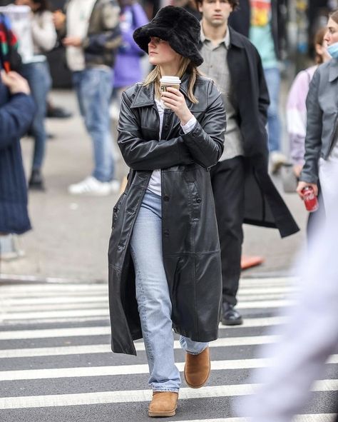 Black Fuzzy Bucket Hat Outfit, Black Fur Hat Outfit, Winter Bucket Hat Outfit, Bucket Hat Winter Outfit, Fur Bucket Hat Outfit, Bucket Hat Outfit Winter, Watching New York, Matrix Coat, Black Hat Outfit