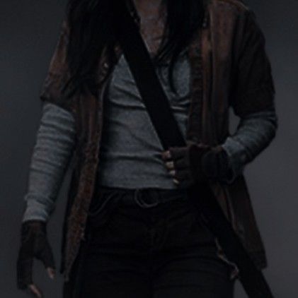 Feminine Apocalypse Outfit, Apocalypse Style Aesthetic, Female Zombie Apocalypse Survivor, Distopia Character, Dystopian Outfits Aesthetic, Dystopia Outfit Aesthetic, Dystopian Outfits Women, Apocalypse Girl Aesthetic, Dystopian Face Claim