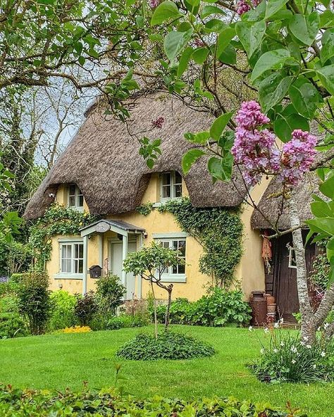 Old English Cottage, British Cottage, English Country Cottages, Cute Cottages, English Cottage Decor, Pretty Cottage, Cottage Aesthetic, Fairytale Cottage, Quaint Cottage