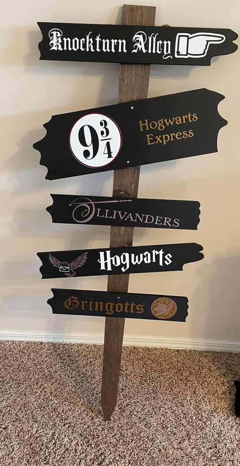 Welcome To Hogwarts Sign, Goblet Of Fire Diy, Easy Diy Harry Potter Decorations, Harry Potter Bathroom Decor, Harry Potter Theatre, Harry Potter Bathroom, Harry Potter Diy Decorations, Happy Birthday Harry Potter, Harry Potter Theme Birthday