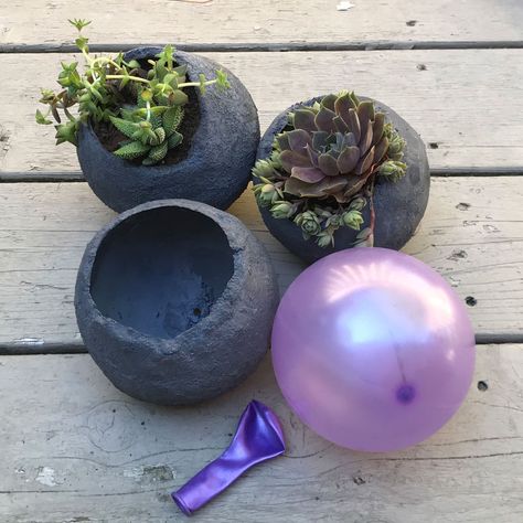 DIY Planters! How to make easy mini balloon planters from cement. Just use a balloon and sculpt cement around it. A detailed tutorial for this mini succulent planter. Cement Balls, Do It Yourself Decoration, Concrete Succulent Planters, Taman Air, Succulent Planter Diy, Diy Concrete Planters, Diy Hanging Shelves, نباتات منزلية, Cement Diy