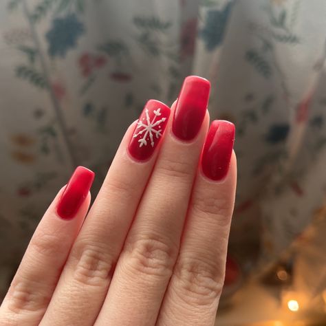 Christmas Nails 2023 Snowflakes, Red Nails White Snowflake, Christmas Nail Ideas Coffin Shape, Red And White Christmas Nails Short, Red Christmas Nails With Snowflake, Snowflake Red Nails, Red Nails With White Snowflakes, Christmas Nails Red Snowflake, Simple Snowflake Nail Design