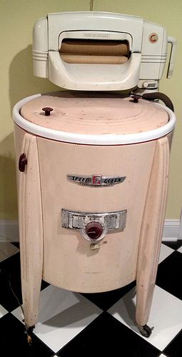 Pink wringer washing machine Antique Washing Machine, Vintage Washing Machine, Wringer Washer, Old Washing Machine, Speed Queen, Retro Appliances, Vintage Housewife, Vintage Stoves, Vintage Kitchen Utensils