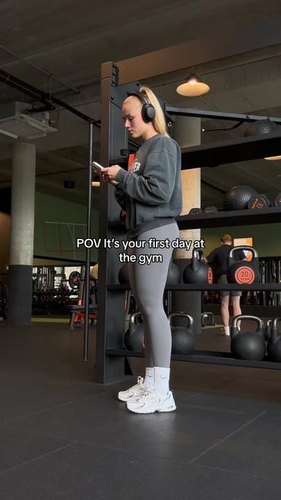 Natasja op TikTok First Day At The Gym, Dumbbell Only Workout, Leg Day Workout, Workout At The Gym, Work Makeup, Leg Day Workouts, Work Memes, Ribbon Work, Leg Day