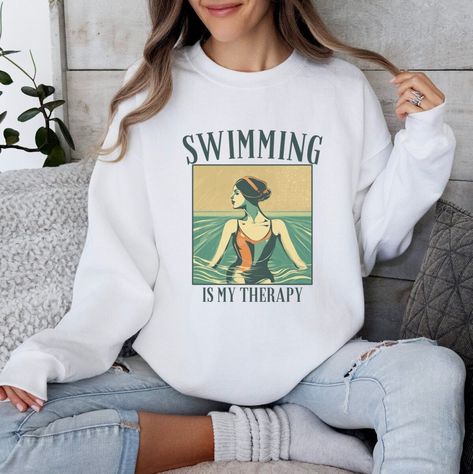 Retro Swimmer, Women's Swimming, Swim Gifts, Retro Sport, Swimming Outfit, Winter Sweatshirt, Cute Sweatshirts, Retro Stil, Winter Sweaters