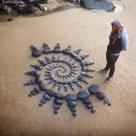 Jon Foreman, Sand Drawing, Nature Mandala, Art Plage, Garden Rock Art, Art Masterpieces, Rock Garden Design, Art Pierre, Rock And Pebbles