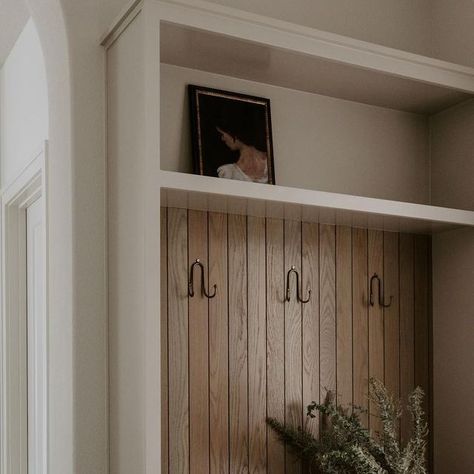 Jill Rolling on Instagram: "White oak reeded shiplap🤤🤤 Isn’t this just the cutest built-in?! • • • • 📸@brookepavel" Built Ins Entryway, Built In Entryway Storage, White Oak Shiplap, Mudroom Wall Ideas, Shiplap Mudroom, Mudroom Built Ins, Mudroom Storage, Tongue And Groove Walls, Mud Room Storage