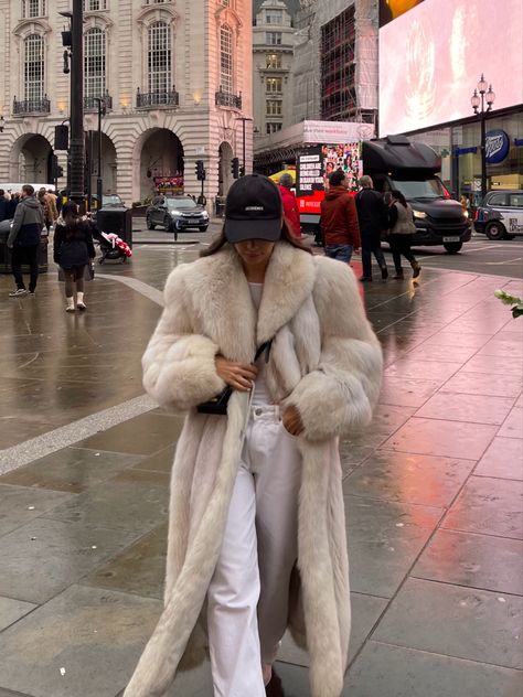 Fur Coat And Hat, Fur Coat And Hat Outfit, Long Fluffy Coat Outfit, Teddy Trench Coat Outfit, Fur Coat Aesthetic Outfit, Cream Fur Coat Outfit, Beige Fur Coat Outfit, Fur Outfits Women, Long Fur Coat Outfit