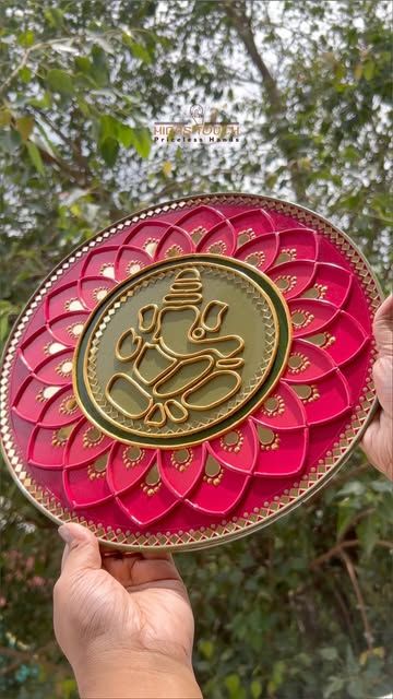 Clay Mandala Art, Lippan Art Design, Lippan Art Mirror, Keychain Diy Easy, Lippon Art, Dhokra Art, Lipan Art, Mirror Canvas Art, Painted Mirror Art