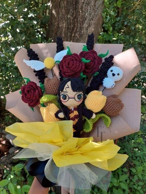 Halloween Crochet Flowers, Crochet Halloween Bouquet, Crochet Harry Potter, Harry Potter Crochet, Diy Bouquet Wrap, Crochet Disney, Yarn Flowers, Crochet Bouquet, Valentines Crochet