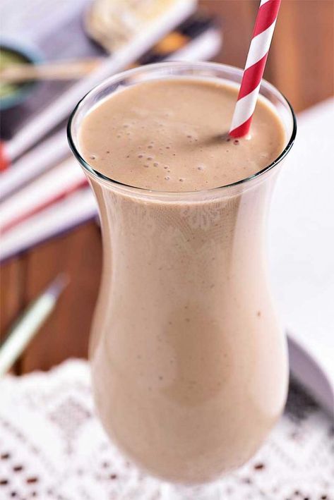 Instant Coffee Smoothie, Banana Ideas, Coffee Banana Smoothie, Refreshing Smoothies, Coffee Smoothie Recipes, Coffee Yogurt, Smoothie Menu, Apricot Smoothie, Smoothie Recipes With Yogurt