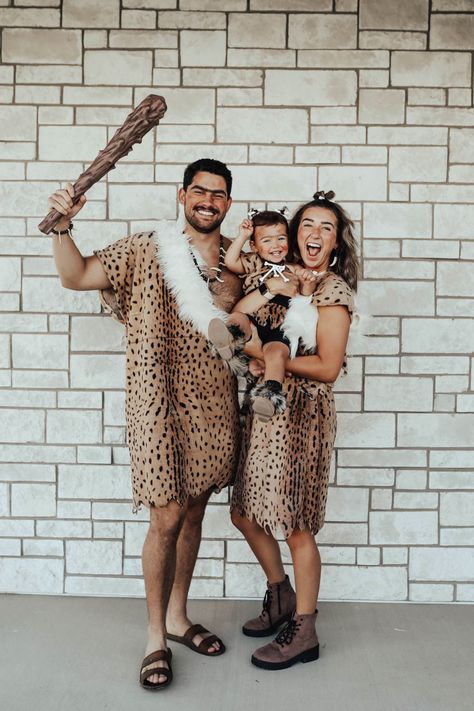 Easy homemade halloween costume idea. Caveman, cavewoman and cave toddler. #halloweencostume #familyhalloweencostumes #easyhalloweencostumes #toddler #toddlerhalloween #flintstones Diy Caveman Costume, Caveman Halloween Costume, Caveman Party, Flintstones Halloween Costumes, Matching Family Halloween Costumes, Halloween Constumes, Easy Homemade Halloween Costumes, Diy Costumes Men, Caveman Costume