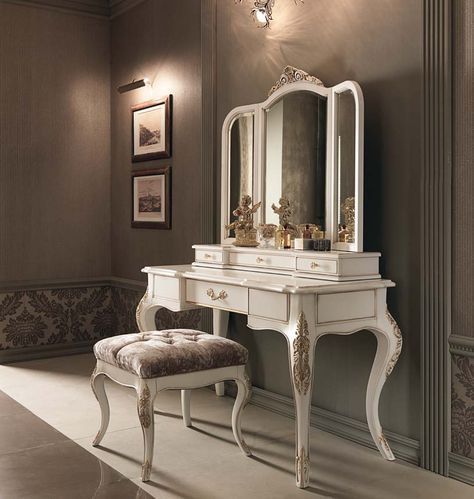 Vintage vanity Angel Bedroom, Antique Vanity Table, Luxury Furniture Living Room, Antique Vanity, Dekorasi Kamar Tidur, Vanity Ideas, Classic Bedroom, Dressing Tables, Vintage Vanity