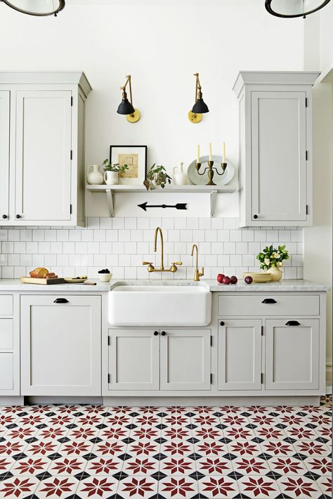 15 Gorgeous Kitchen Trends for 2019 - New Cabinet and Color Design Ideas Model Dapur, Серая Кухня, Kabinet Dapur, Fresh Kitchen, Farmhouse Kitchen Cabinets, Floor Tile Design, White Kitchen Design, Country Kitchen Decor, Kitchen Design Trends