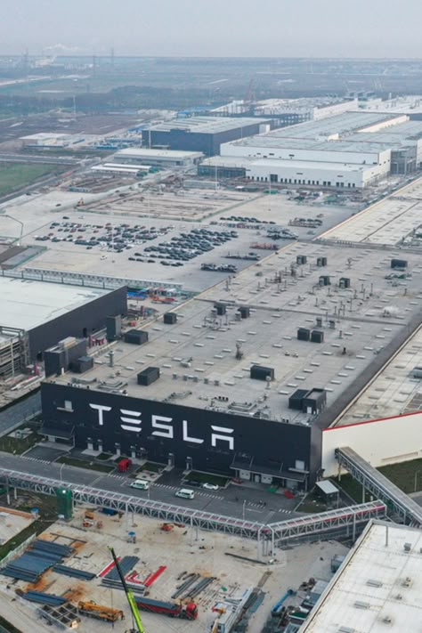 #ev #evnews #electricvehicles Tesla wins lawsuit against popular car reviewer, again! Tesla Headquarters, Tesla Dealership, Tesla Features, Keith Urban Tattoo, Tesla Company, Tesla Factory, Elon Reeve Musk, Tesla Spacex, Tesla X