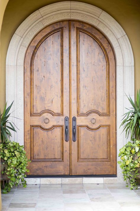 Lamu Door Designs, Wooden Round Door Design, Wooden Arch Front Door, Arch Main Door, Door Arch Design, Wooden Arch Door, Front Door Arch, Arch Door Design, Wooden Exterior Doors