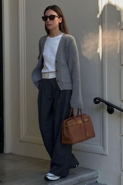 COMFY EVERYDAY OOTD Pant And Sweater Outfit, Black Ankle Trousers Outfit, 40th Outfits For Women, Sweater On Shoulders Outfits, Lounge Chic Outfit, Khaite Aesthetic, Basic Elegant Outfits, Beige Trousers Outfit Casual, Quiet Fashion