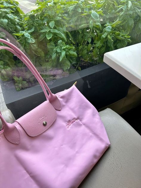 Aesthetic pink longchamp bag, coquette, pinkpilatesprincess, pink, cute bag, college bag, college tote, light pink bag, affiliate link listed… Pink Long Champ Bag, Pink Longchamp Bag Outfit, Pink Le Pliage, Pink Longchamp Bag, Longchamp Bag Outfit, Light Pink Bag, Long Champ Bag, Longchamp Le Pliage Club, College Tote