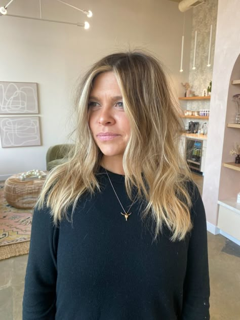 Lived In Dark Blonde Hair, Beachy Layered Hair, Beachy Bayalage, Beachy Blonde Balayage, Lived In Balayage Blonde, Lived In Golden Blonde Balayage, Beachy Lob, Beach Balayage, Surfer Blonde