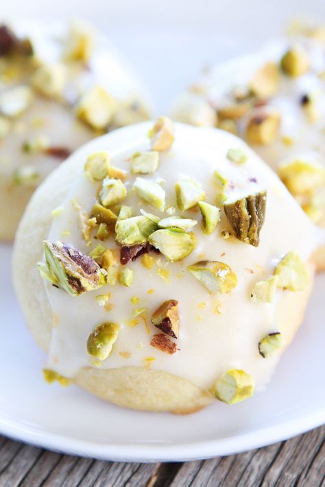 Orange Pistachio Cookie Recipe on twopeasandtheirpod.com Orange butter cookies with a sweet orange glaze and chopped pistachios. These cookies are amazing! Orange Butter Cookies, Pistachio Dessert Recipes, Pistachio Cookie, Orange Pistachio, Lemon Desserts Easy, Lemon Pistachio, Orange Butter, Pistachio Dessert, Pistachio Recipes