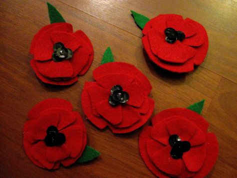 Make Your Own Flower Pin | Make Your Own Armistice Day Poppy Pin Poppy Pins Diy, Knitted Poppy Free Pattern, Knitted Poppies, Remembrance Flowers, Felt Brooches, Poppy Craft, Poppy Pins, Armistice Day, Handmade Flowers Fabric