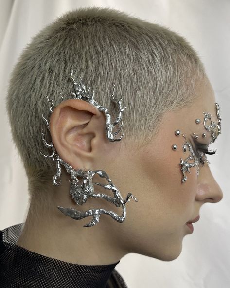 gastt Fashion on Twitter: "Jewellery by Asterisk. https://t.co/lbNYomVMVO" / Twitter Metal Face Jewellery, Soft Solder Jewelry, Cyberpunk Accessories, Soft Soldering, Face Jewelry, Jewels Diy, Ear Art, Sometimes People, Punk Design