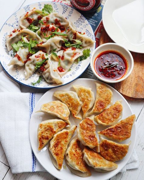 Pork And Chive Dumplings, Chive Dumplings, Dumpling Recipes, Chinese Gold, Recipe Pork, Chinese Dumplings, Dumpling Wrappers, Garlic Chives, New Year's Food