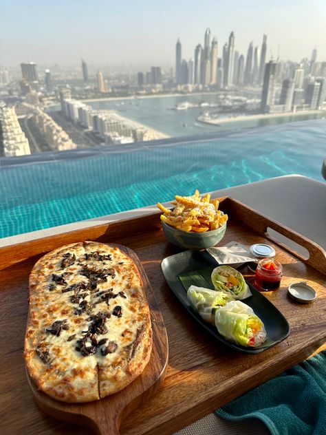 Rich Food Astethic, Dubai Brunch, Dubai Pool, Lunch By The Pool, Uae Aesthetic, Food Dubai, Luxury Lunch, Lunch Pizza, Uae Food